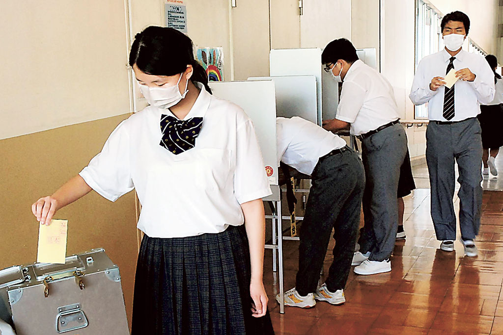 模擬投票を体験する生徒＝富士市の富士特別支援学校