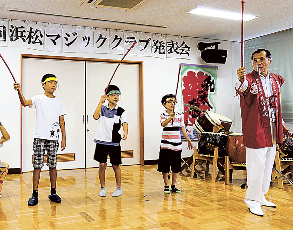 練習した手品を披露する児童たち＝浜松市西区の入野協働センター（提供写真）