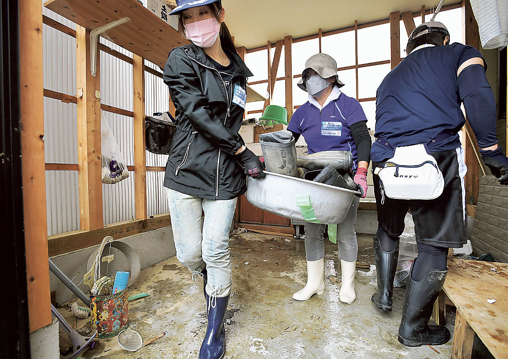 浸水の被害を受けた家屋の掃除や片付けをするボランティア＝２９日午前１０時５０分ごろ、静岡市清水区押切