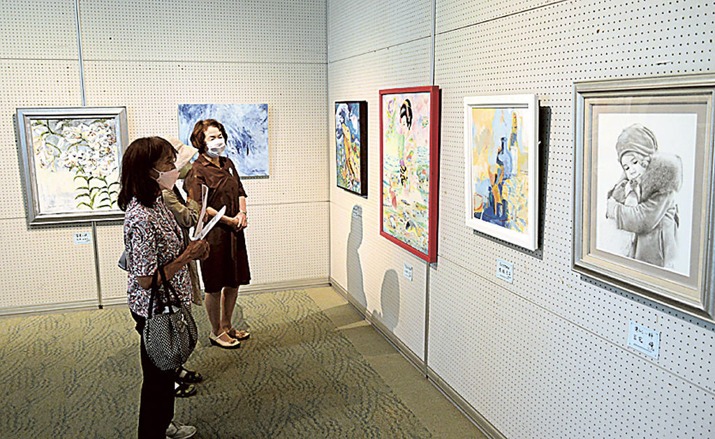 多種多様な題材の作品が並ぶ展示＝長泉町のコミュニティながいずみ