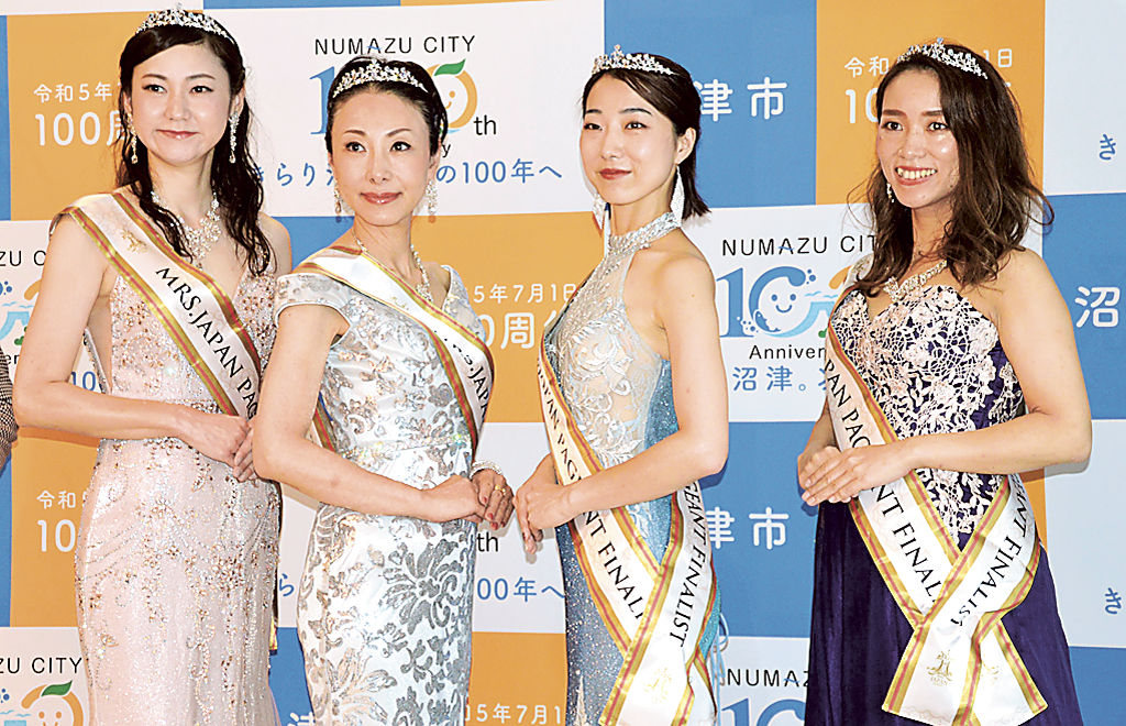 ミセスジャパン日本大会への抱負を語った（左から）荻野さん、安本さん、塚本さん、石動さん＝沼津市役所