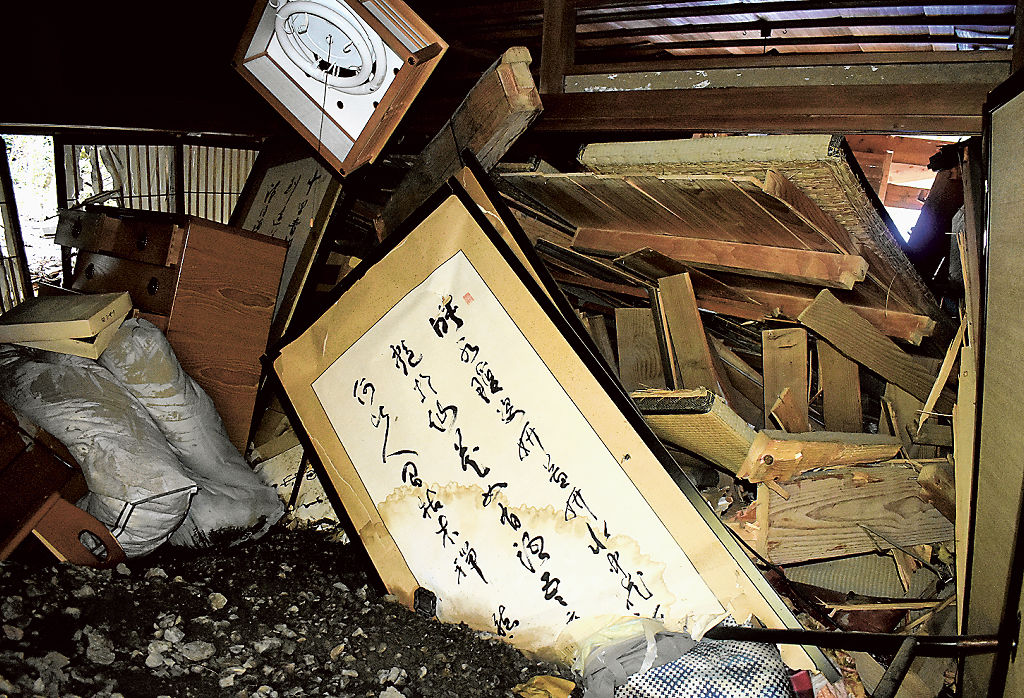 土砂にのまれたタンスや畳などのがれきが離れ２階部分を埋め尽くした＝３０日午後、川根本町文沢