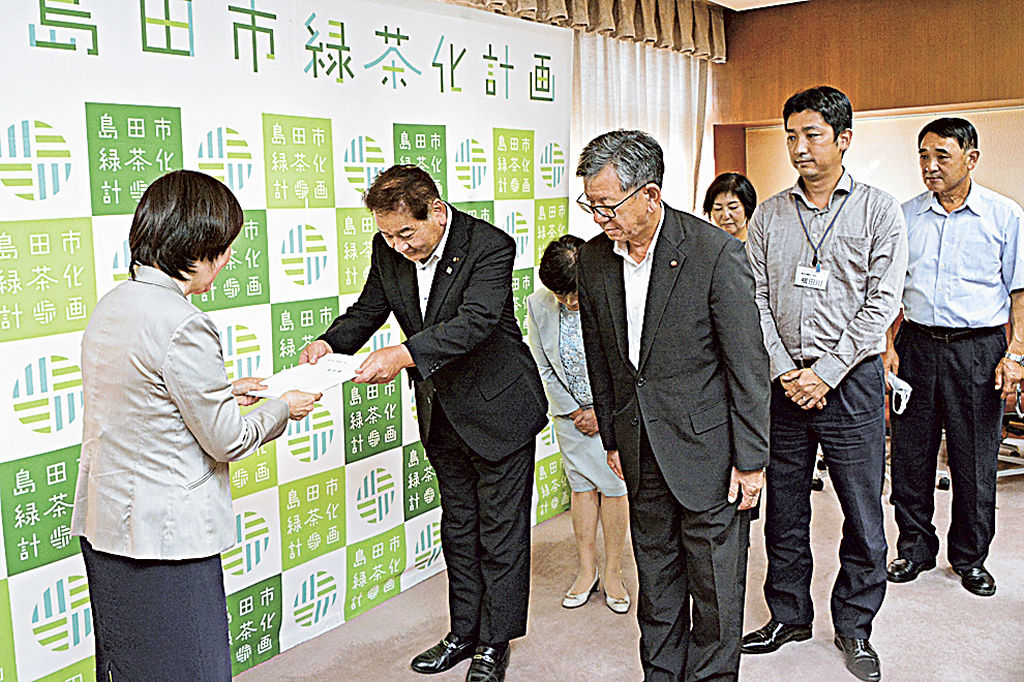 染谷市長（左）に提言書を手渡す大石議長＝島田市役所