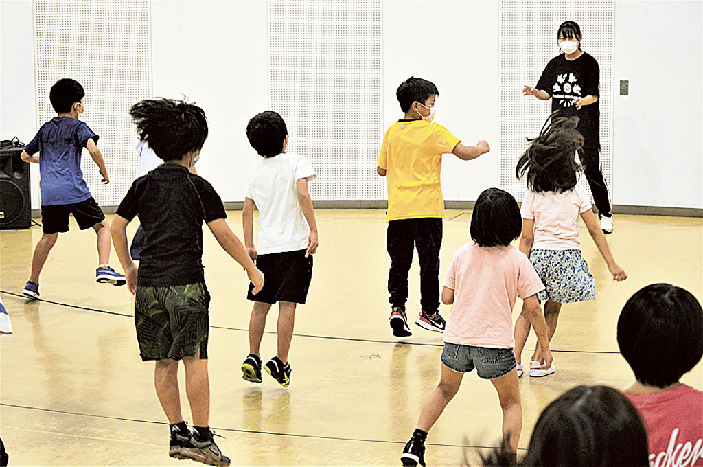 体と頭を使ったゲームをする児童ら＝浜松市中区の南部協働センター