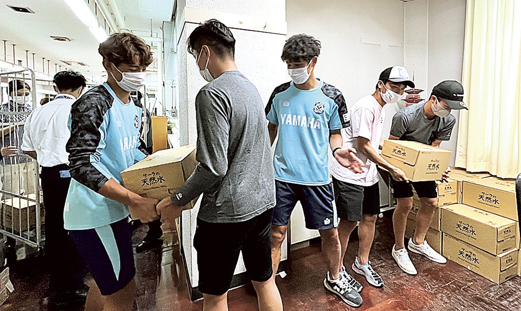 浸水被害を受けた地域に飲料水を提供したジュビロ磐田の選手ら＝磐田市役所豊岡支所