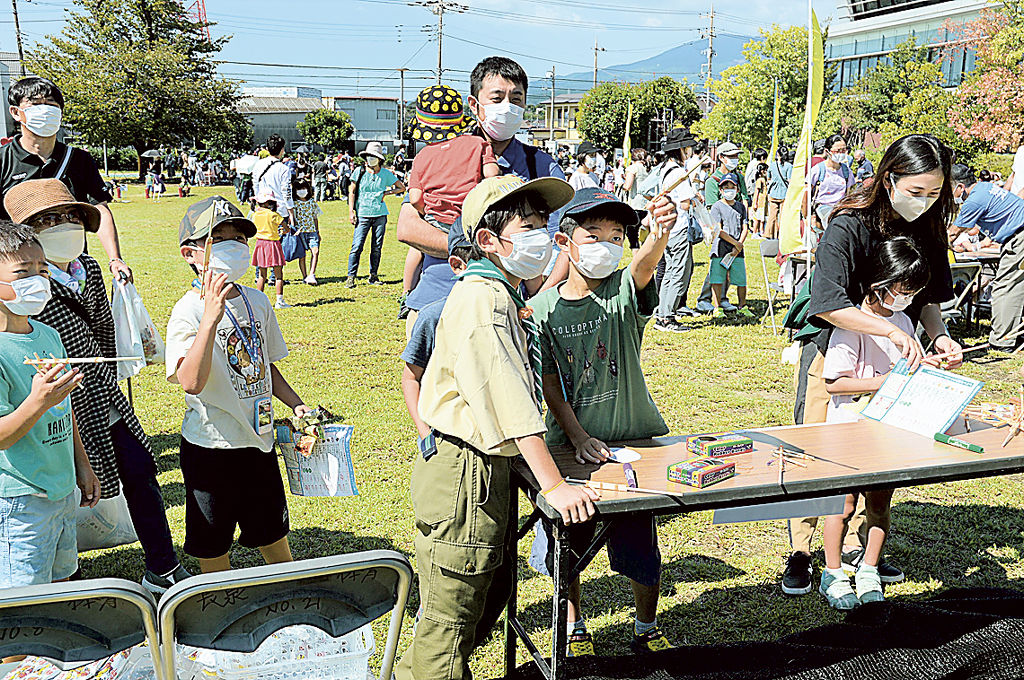 昭和の遊びを体験する子どもたち＝長泉町のウェルピアながいずみ芝生広場公園