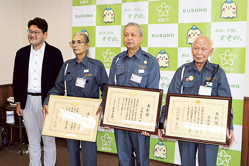 村田市長（左）に受賞を報告した裾野市地域地震防災指導員３人＝市役所