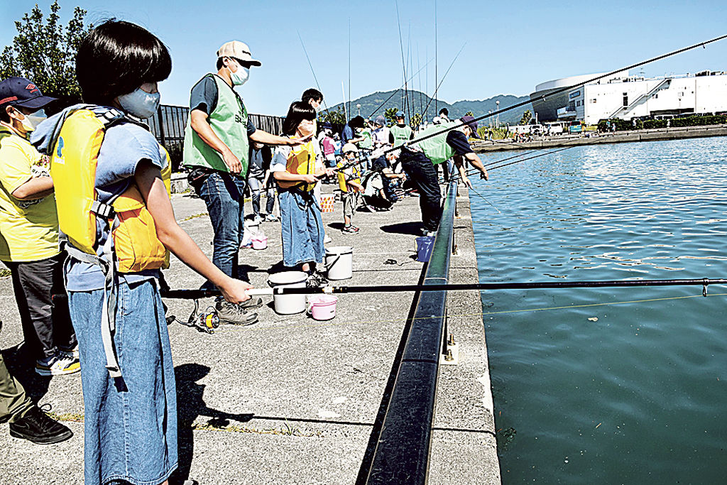 海釣りを楽しむ子どもたち＝焼津市鰯ケ島の焼津漁港親水広場ふぃしゅーな