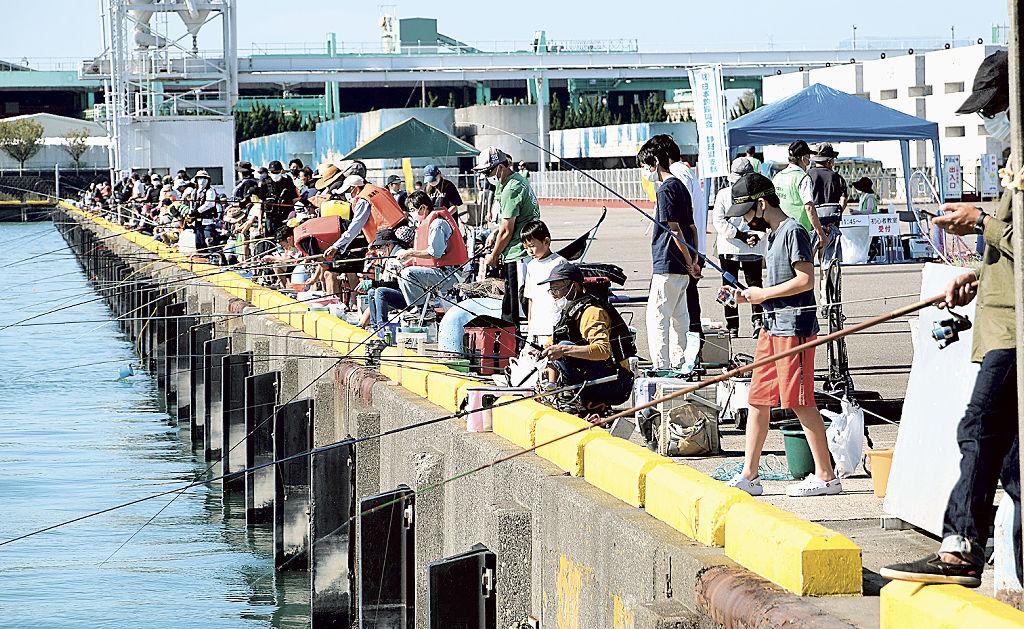 釣った魚の重量を競うイベントを楽しむ参加者＝焼津市の大井川港