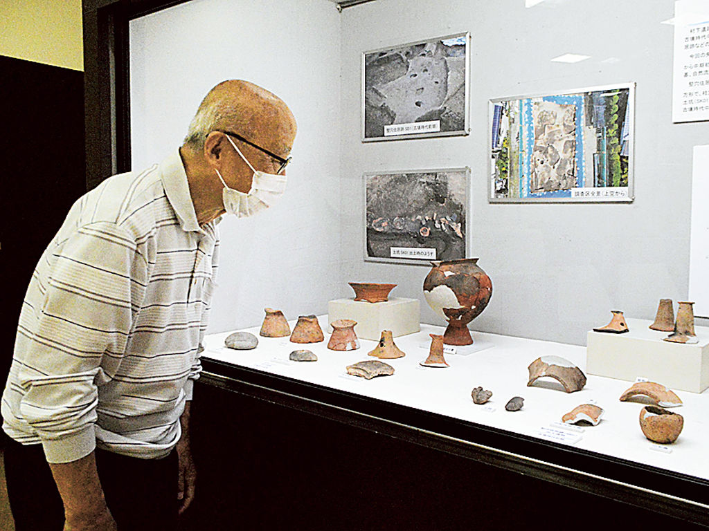 静岡市内の遺跡から出土した土器などが並ぶ市文化財展＝同市駿河区の登呂博物館