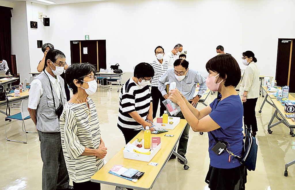 災害時を想定したトイレ処理の仕方を体験する参加者＝静岡市葵区の東部生涯学習センター