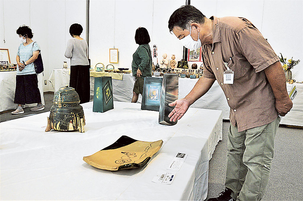 大小さまざまな陶器が並ぶ会場＝浜松市中区のクリエート浜松