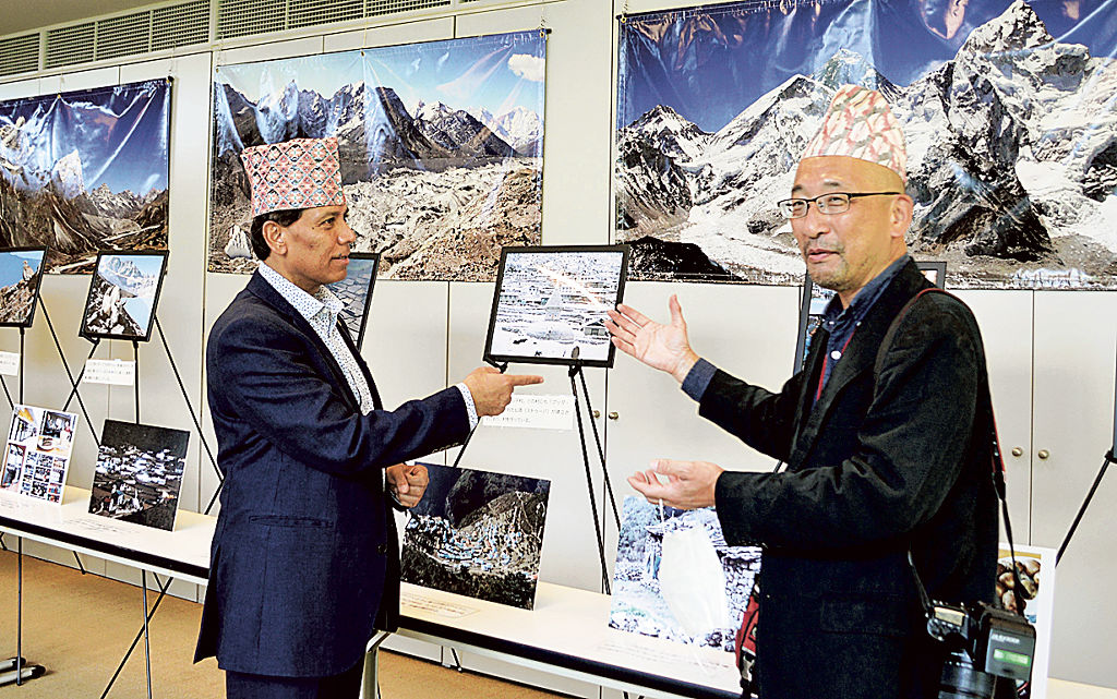 在日ネパール特命全権大使を案内する川口さん（右）＝富士宮市粟倉