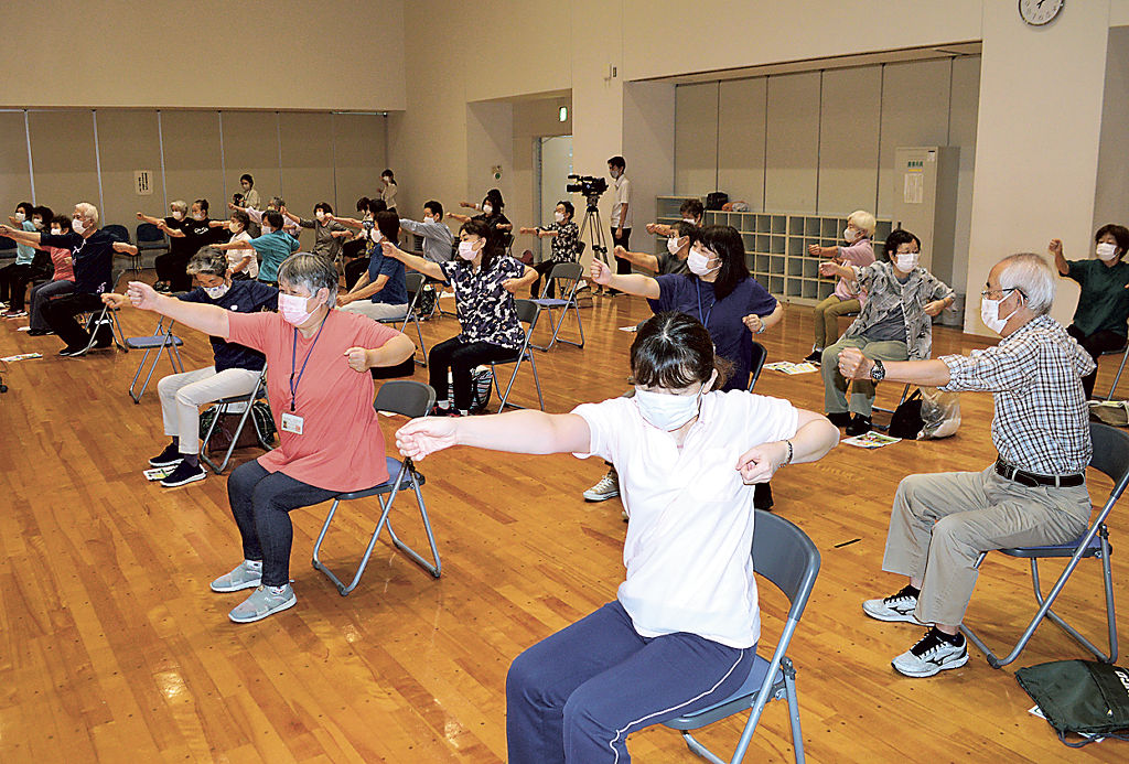 みしまるっと体操を体験する市民＝三島市民生涯学習センター