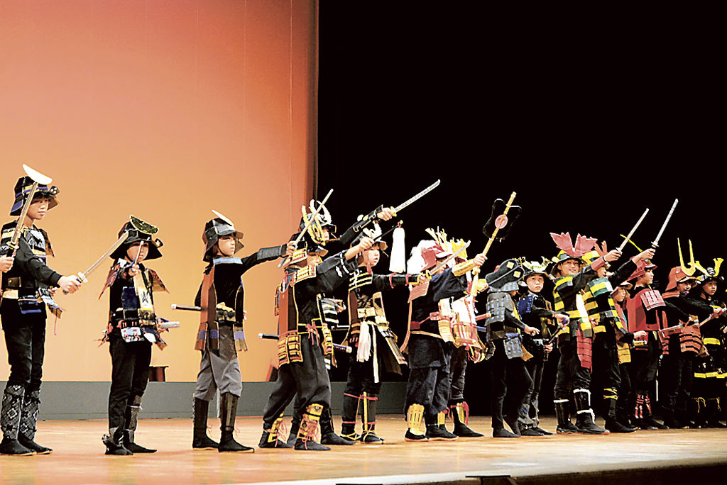 手作りの甲冑で舞台に立つ子どもたち＝菊川市のアエル