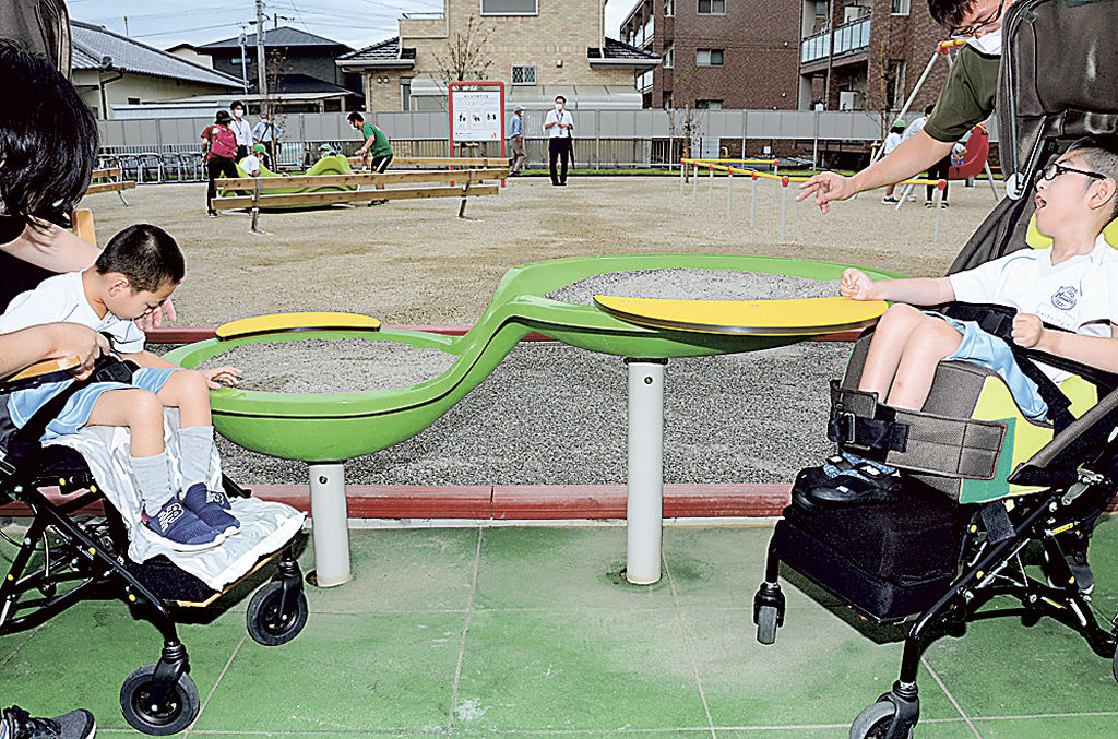 車いすに乗ったまま遊べるテーブル型の砂場＝浜松市浜北区の西中瀬中央公園
