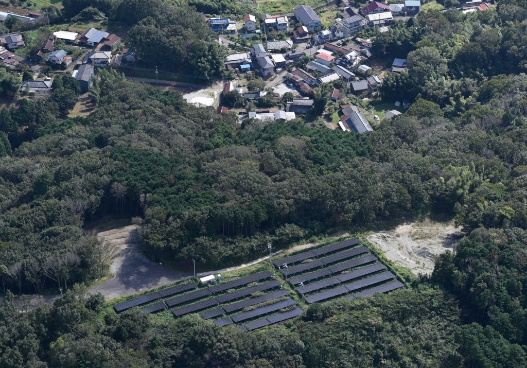 ソーラーパネルの周りに造成された盛り土。近くに民家が広がっている＝４日、函南町丹那（静岡新聞社ヘリ「ジェリコ１号」から）
