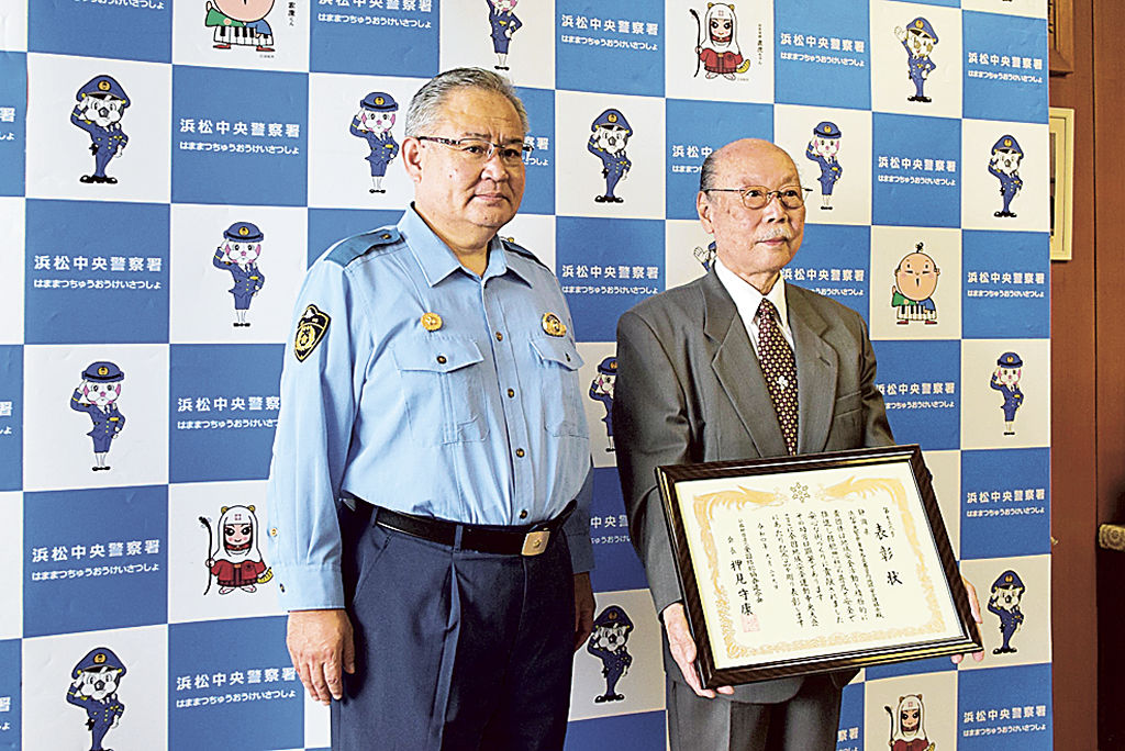財津署長（左）に受賞を報告した川合班長＝浜松中央署