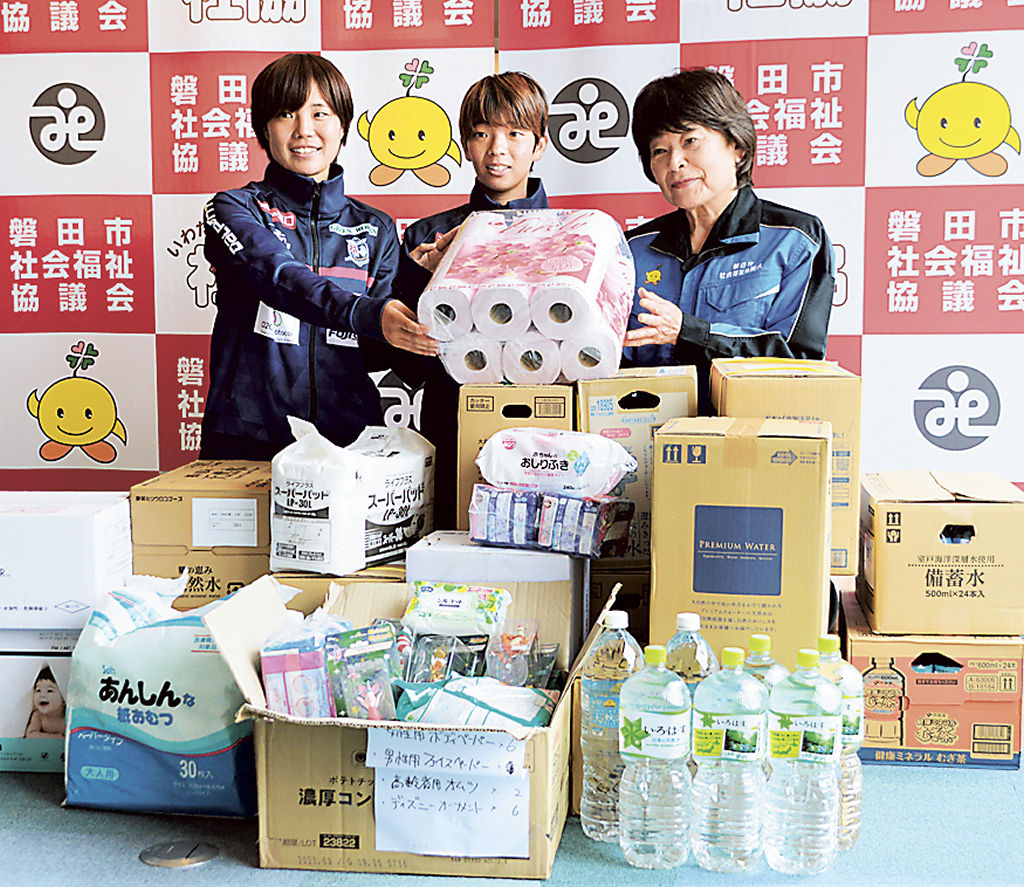 飲料水などの支援物資を贈った静岡ＳＳＵボニータの高島選手（中央）と中林選手（左）＝磐田市総合健康福祉会館ｉプラザ