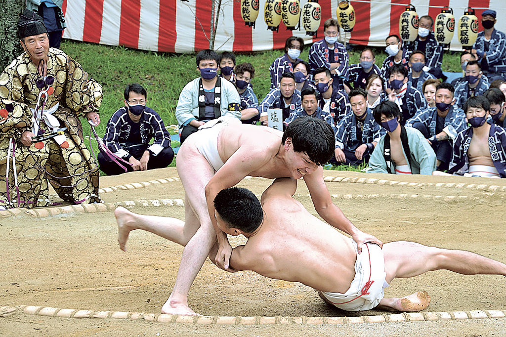 ４年ぶりの奉納相撲で熱戦を繰り広げる年若＝御前崎市門屋の高松神社