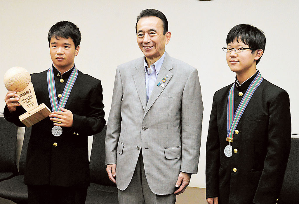 鈴木市長（中央）に世界大会への意気込みを語った鈴木さん（左）と渡瀬さん＝浜松市役所