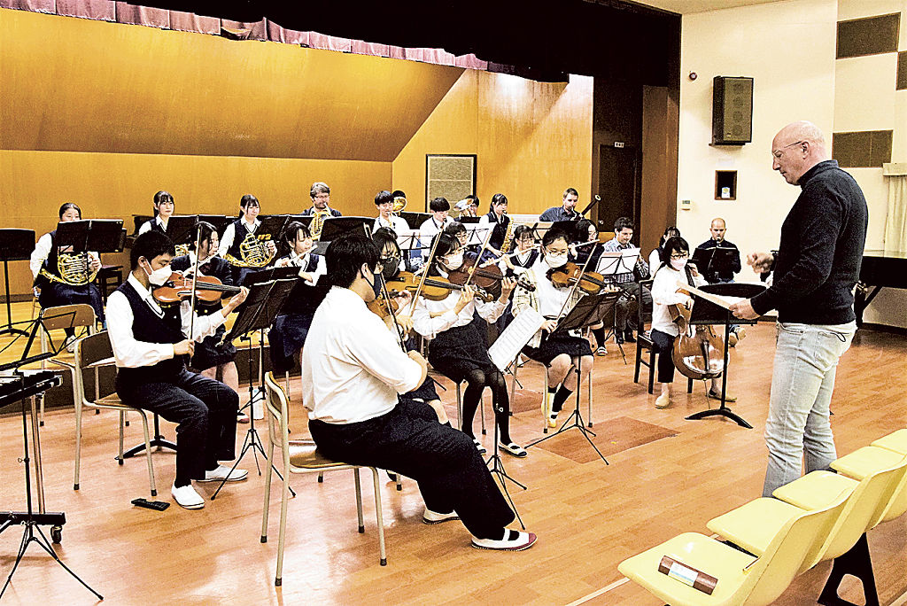 ウィーンのトップ奏者から指導を受ける生徒ら＝浜松市中区の浜松学芸高