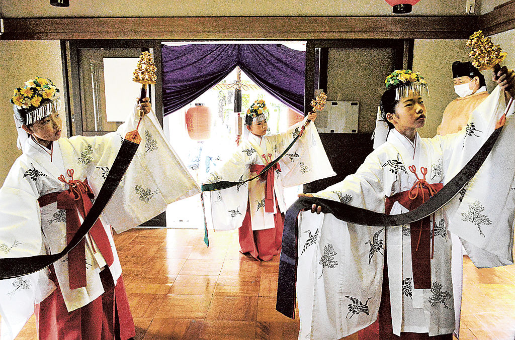 浦安の舞を奉納する児童＝静岡市駿河区の下島白髭神社