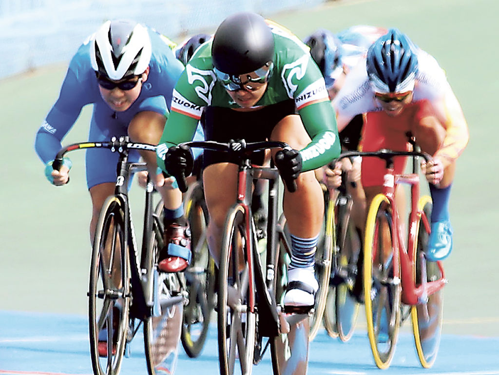 自転車少年男子ケイリン決勝　後続を突き放し、２冠を達成した熊谷（中央）