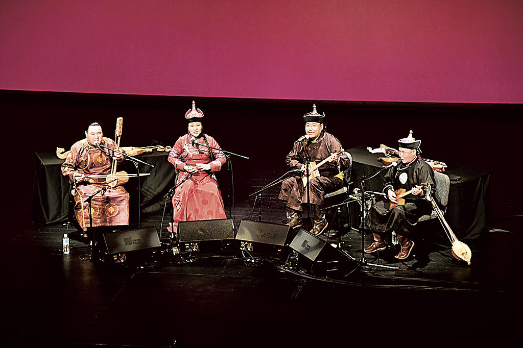 弦楽器の音色に合わせてホーメイを披露するチルギルチンの４人＝静岡市駿河区のグランシップ