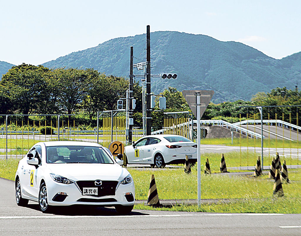 自動車の安全運転の審査に挑む参加者ら＝静岡市葵区の中部運転免許センター