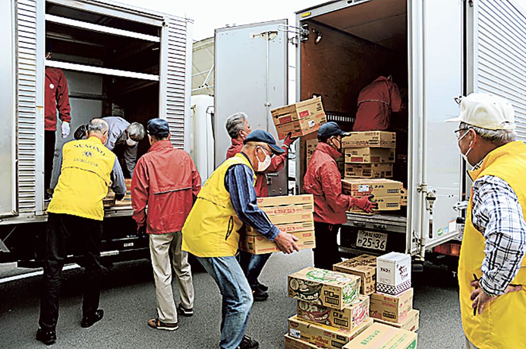 トラックに食料を積み込む会員ら＝裾野市の渡辺建設