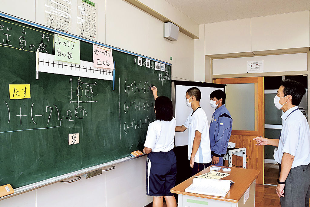 日本語で数学の授業に取り組む江南教室の生徒たち＝９月下旬、浜松市南区の江南中