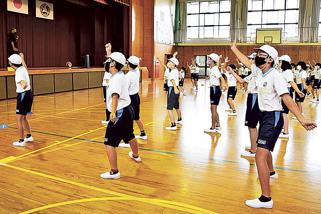 ダンスの練習に取り組む児童＝浜松市西区の庄内学園