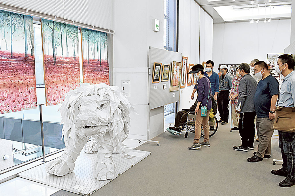 絵画や立体作品など多様な作品が並ぶ展示会＝浜松市中区のクリエート浜松