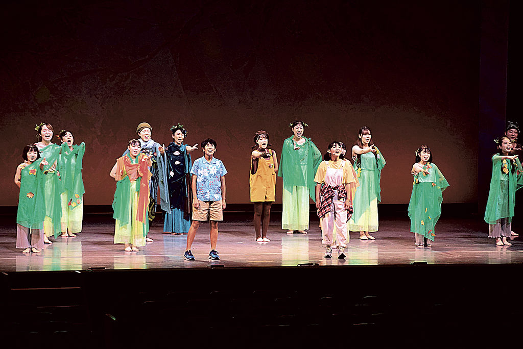 「森のポスト」を原作にしたミュージカルを演じる子どもら＝浜松市中区のアクトシティ浜松