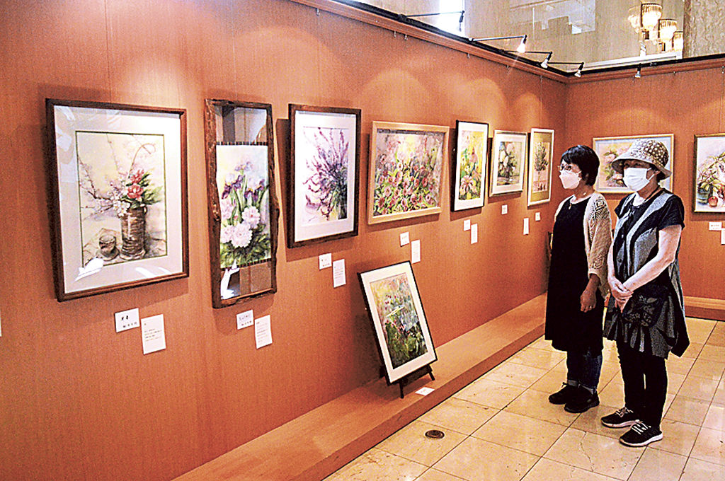花の絵などを展示する会場＝浜松市中区のホテルコンコルド浜松