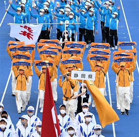 ３年ぶりに開催された国体の総合開会式で入場する県選手団。大会は２０２４年をめどに大きく転換される＝１日、栃木県