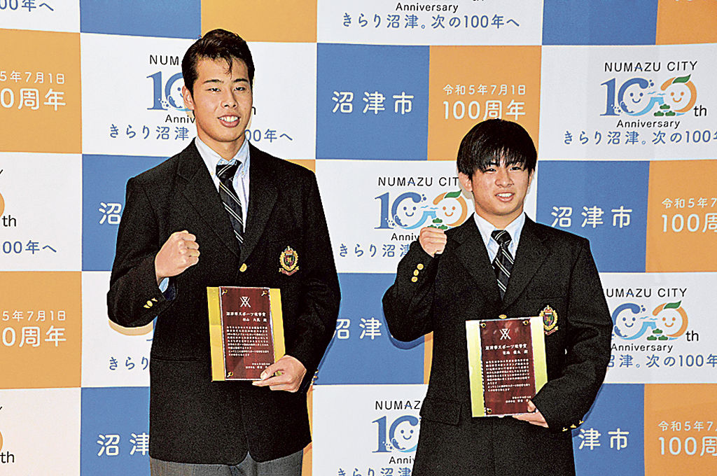 市スポーツ栄誉賞の盾を手に笑顔を見せる杉山選手（左）と菊地選手＝沼津市役所