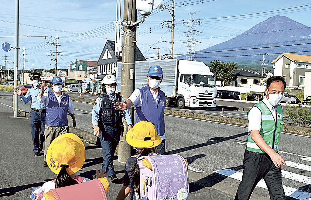 警察官らと合同で通学路を見回る富士宮警友会メンバー＝富士宮市内