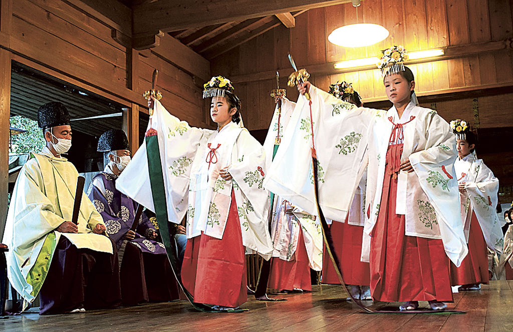 浦安の舞を披露する児童＝焼津市本町の青木神社
