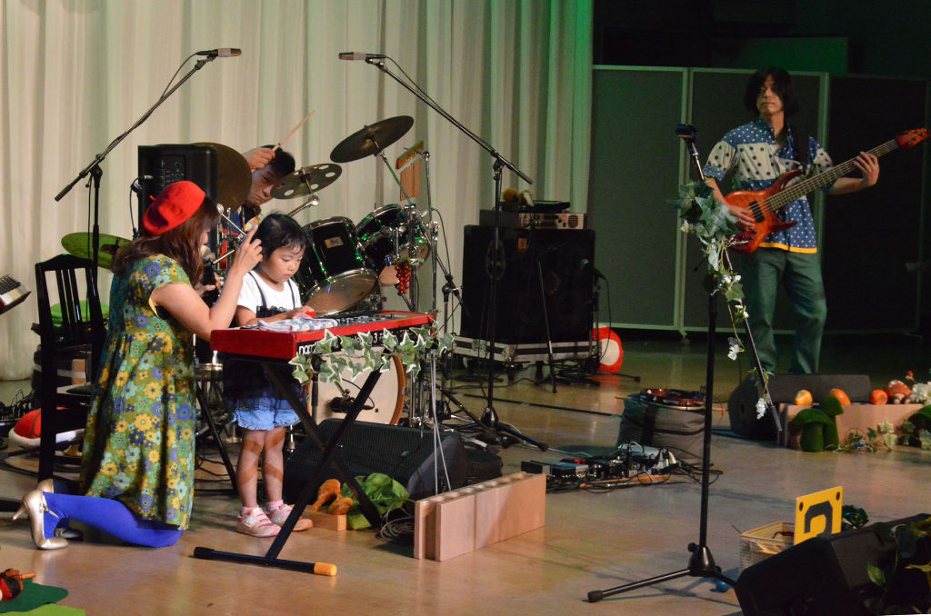 子供たちがバンドとのセッションを体験して音楽の魅力に触れた「ファミリーＪＡＺＺコンサート」＝浜松市中区のクリエート浜松