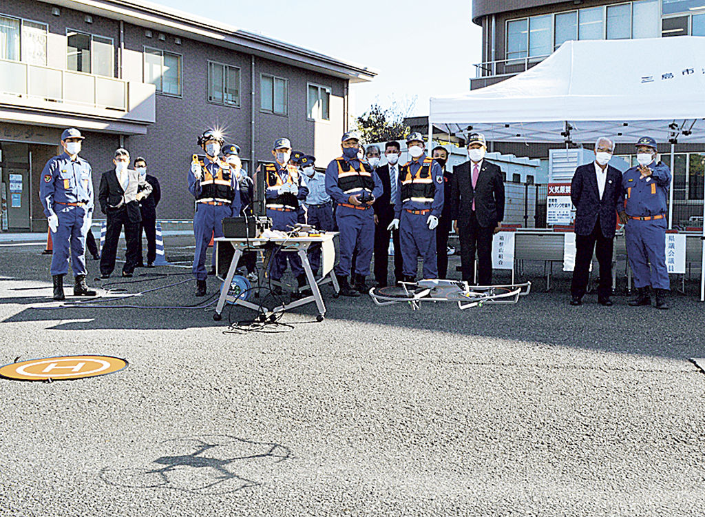 ドローンを操縦する隊員ら＝三島市の富士山南東消防本部