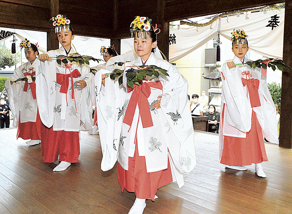 巫女舞を奉納する児童＝静岡市駿河区の津島神社