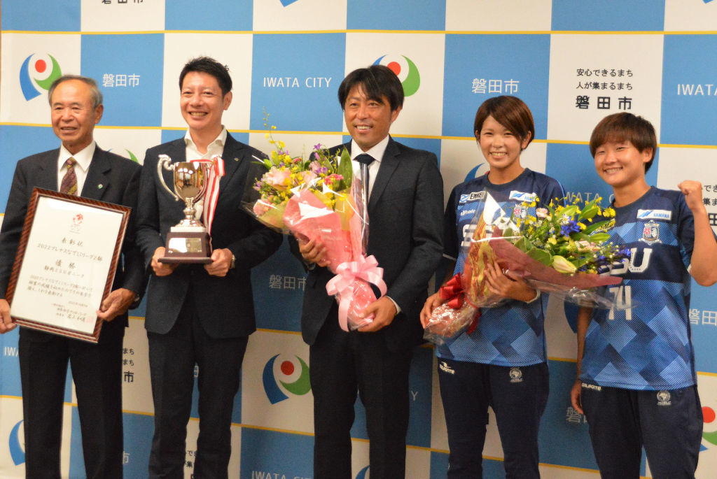 優勝と来季の１部昇格を報告した小川監督（中央）、塩沢選手（右から２人目）、三輪選手（右）＝磐田市役所
