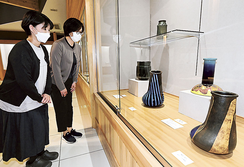 鎌倉時代から現代までの多彩な陶磁器が並ぶ企画展＝沼津市の静岡陶芸美術館