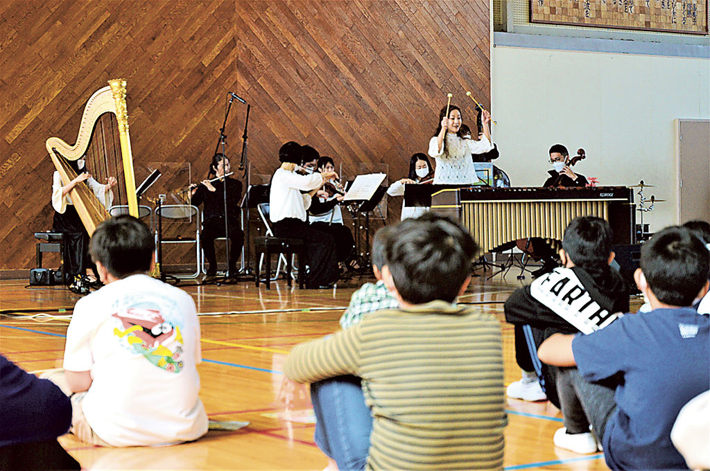 演奏を披露する東京アーティスツ合奏団＝浜松市中区の県居小