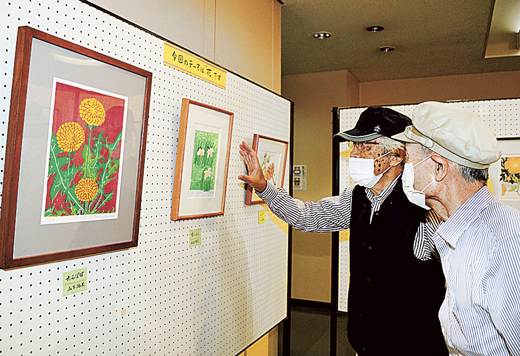 「花」がテーマの木版画が並ぶ作品展＝静岡市葵区のリンク西奈