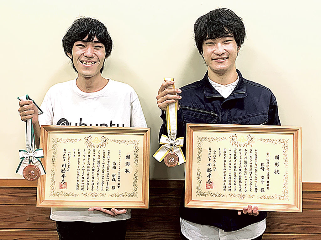 賞状とメダルを手に持つ高橋さん（左）と篠崎さん＝沼津市の県立工科短期大学校沼津キャンパス
