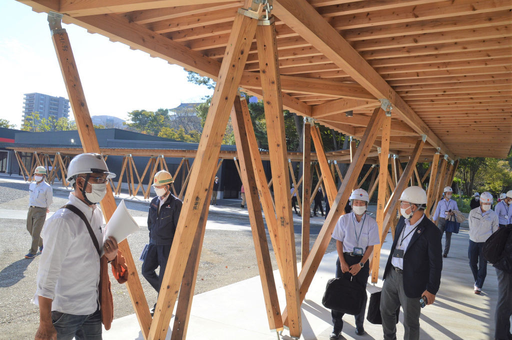 斜めに組んだ木材が屋根を支える通路のデザイン＝浜松市中区の大河ドラマ館建設現場