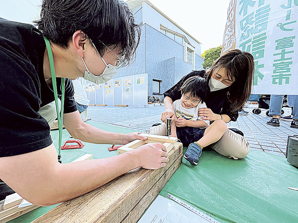 林業祭で開かれた親子木工教室＝富士宮市役所